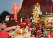 Warga Keturunan Tionghoa Padati Klenteng Rayakan Imlek