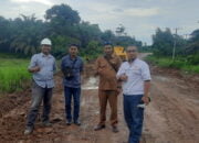 Tingkatkan Ekonomi Warga, PT HHK-SBE dan PT GCM Aktif Perbaiki Jalan Desa