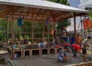 Sambut Pemilu, Warga Pasir Panjang Gotong Royong Bangun Poskamling