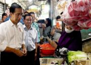 Presiden Jokowi Tinjau Harga Kebutuhan Pokok di Pasar Menteng Pulo Jakarta