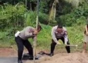 Peduli Keselamatan Pengguna Jalan, Satuan PJR Ditlantas Polda Kalteng Tutup Jalan Berlobang di Pundu
