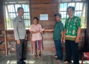 Didampingi Bhabinkamtibmas, Pemdes Tanjung Rendan Bagikan BLT-DD Tahap-II