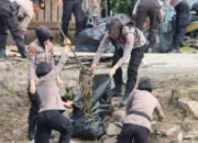 Peduli Lingkungan, Warga dan Polisi Bersih-bersih di Bantaran Sungai Kahayan Palangka Raya