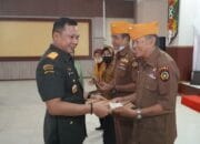 HUT KE-65 KODAM XII/TPR, DANDREM 102/PJG BERIKAN TALI ASIH KEPADA VETERAN DAN WARAKAWURI