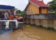 Personel Ditpolairud bersama Masyarakat Bersihkan sampah Dibantaran Sungai Das Kahayan