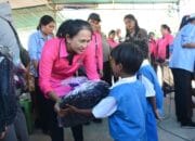 Ketum Bhayangkari Berikan Bantuan Kepada Anak Stunting di Desa Reruwairere