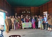 Salurkan BLT-DD Tahap III, Ini Pesan Kades Tanjung Rendan Pada 35 KPM