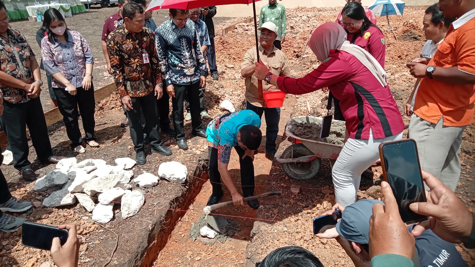 Foto Keterangan : Bupati Barito Timur Ampera AY Mebas meletakan batu pertama pertanda dimulainya pembangunan pukesmas tamiang layang.