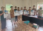 Mudahkan Komunikasi, Kades Hurtam  Bagikan Perangkat HT Pada Apdesnya