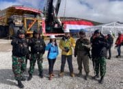 Satgas Yonif R 631/Atg Hadiri Kegiatan Pembentangan Bendera Terbesar Di Puncak Grasberg, Freeport Pecahkan Rekor Dunia