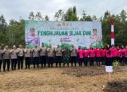 Kapolda Kalteng dan Kapolri lakukan Penanaman Pohon Serentak seluruh Indonesia