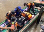 TIM SAR EVAKUASI JENAZAH NAHKODA KAPAL TB. TANJUNG JOHOR DIMUARA TANJUNG PUTRI KOTAWARINGIN BARAT