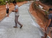 Pemdes Tumbang Puroh Bangun Jalan Poros Akses Masuk Desa