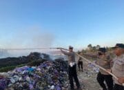 Kapolres Pulang Pisau Pimpin Pemadaman Api di TPA Desa Gohong