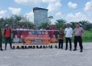 Sambil Bersosialisasi, Bersama TNI-Polri, Kades Saka Tamiang Pasang Spanduk Cegah Karhutla