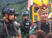 Kunjungi Pos Satgas Yonif R 631/Atg, Pangdam XII/TPR Mayjen TNI Iwan Setiawan Rela Pikul Senjata