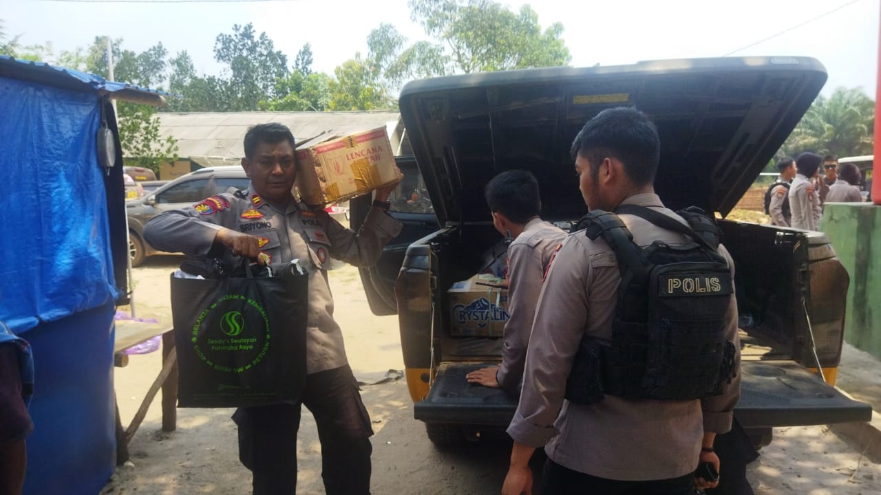 Foto Keterangan : Petugas bantu angkat barang warga yg sebelumnya di pengungsian kini kembali ke PT. HMBP, Selasa (26/09) Pagi.