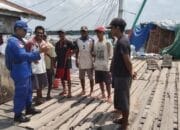 Antisipasi Laka Kerja, Personel Ditpolairud Berikan Imbauan Buruh Kapal Barang