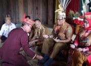 Pj. Bupati Kapuas Dan Istri, Jalani Ritual Tampung Tawar
