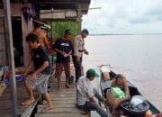 Personel Ditpolairud Polda Kalteng Berikan Imbauan Kamtibmas Kepada Masyarakat Pesisir