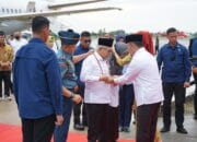 Gubernur Sugianto Sabran Beserta Ketua TP-PKK Ivo Sugianto Sabran Sambut Kedatangan Wapres dan Istri