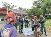 Saling Berbagi, Satgas Yonif 631/Atg Bagikan Makan Gratis Kepada Masyarakat Papua