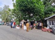 Bhabinkamtibmas Polres Barsel Bantu Dua Anak Ditinggal Orang Tuanya