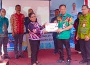 Taat Pajak, Camat Mandau Telawang Terima Penghargaan