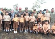Mitigasi Perubahan Iklim, Wagub dan Sekda Kalteng Dampingi Wamen LHK RI Tanam Pohon Bersama