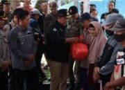 Wagub H. Edy Pratowo Buka Pasar Penyeimbang dan Salurkan Bantuan di Kabupaten Barut
