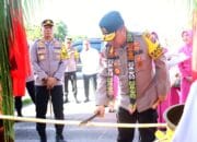 Kunker di Mapolresta Palangka Raya, Kapolda Kalteng Bersama Ketua Bhayangkari Disambut Prosesi Adat Dayak
