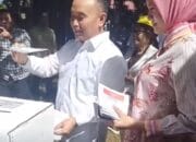 Gubernur Sugianto Sabran Bersama Istri Gunakan Hak PIlihnya di TPS 02 Kelurahan Palangka