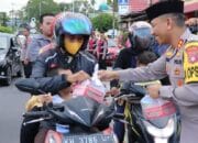 Kapolres Kobar dan Insan Pers Bagikan Takjil Di Bulan Ramdhan 1445 H
