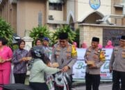 Kapolda Kalteng Bagikan Takjil Untuk Warga Warnai Safari Ramadhan di Polres Kobar