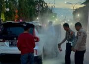 Mobil Keluarkan Asap, Personel Pos Ketupat Sigap Berikan Pertolongan