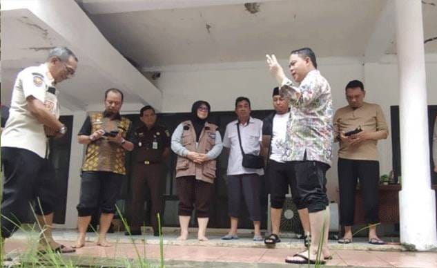 Pj Bupati Barsel Deddy Winarwan bersama Sekda dan kepada OPD didampingi Ketua KPU Roslina dan pihak Bawaslu, mencek langsung dampak banjir tersebut.