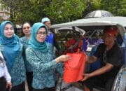 TP-PKK Kapuas Bagikan Sembako Pada Abang Becak