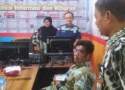 Kepala Diskominfosantik Agus Siswadi, Kunjungi LPPL Radio H2FM Pulang Pisau