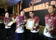 Bidhumas Polda Kalteng Terima Penghargaan dari Kadivhumas Polri