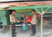 Personil Polres Kobar Bansos Warga Kurang Mampu