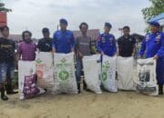 Ditpolairud Polda Kalteng Bersihkan Sungai Bersama Masyarakat Kumai