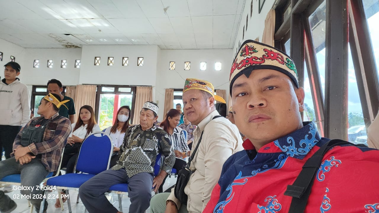 MENDENGARKAN : Semua ahli waris hadir mendengarkan pembacaan keputusan sidang adat yang di lakukan di kecamatan Tualan hulu,