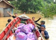 Banjir Asam-Asam Meluas, Pemda Bagikan Sembako
