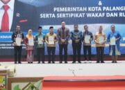 Menteri AHY Serahkan Sertipikat Tanah Elektronik di Kalteng