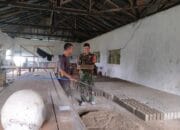 Babinsa Koptu Husairi Lakukan Komsos dengan Pelaku UMKM Pembuat Batako dan Ingatkan Jaga Kualitas