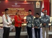 Pasangan Rojikinnor dan Vina Panduwinata Pendaftar Pertama Pilwakot Palangka Raya