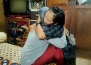 Polisi dan Relawan Tolong Seorang Perempuan Hendak Lompat dari Atas Jembatan