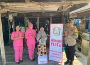 Hadir Untuk Masyarakat, Polisi Bagikan Bansos Door To Door