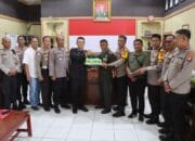 Kunjungi Markas Kodim 1011, Kapolres Pulpis Beri Kejutan Manis di HUT TNI