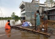 Satbrimob Polda Kalteng Bantu Evakuasi dan Distribusi Bantuan Untuk Warga Terdampak Banjir